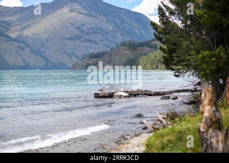 220818 -- KANAS, 18. Aug. 2022 -- Foto aufgenommen am 11. Aug. 2022 zeigt einen Blick auf den Kanas-See im Nordwesten Chinas autonome Region Xinjiang Uygur. CHINA-XINJIANG-KANAS-HERBSTLANDSCHAFT CN ZHAOXGE PUBLICATIONXNOTXINXCHN Stockfoto