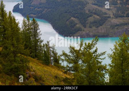 220818 -- KANAS, 18. August 2022 -- Ein Touristenboot segelt auf dem Kanas See in der Kanas Scenic Area, Nordwestchinas Autonome Region Xinjiang Uygur, 12. August 2022. CHINA-XINJIANG-KANAS-HERBSTLANDSCHAFT CN ZHAOXGE PUBLICATIONXNOTXINXCHN Stockfoto