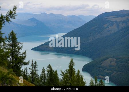 220818 -- KANAS, 18. Aug. 2022 -- Foto aufgenommen am 12. Aug. 2022 zeigt einen Blick auf den Kanas-See im Nordwesten Chinas autonome Region Xinjiang Uygur. CHINA-XINJIANG-KANAS-HERBSTLANDSCHAFT CN ZHAOXGE PUBLICATIONXNOTXINXCHN Stockfoto