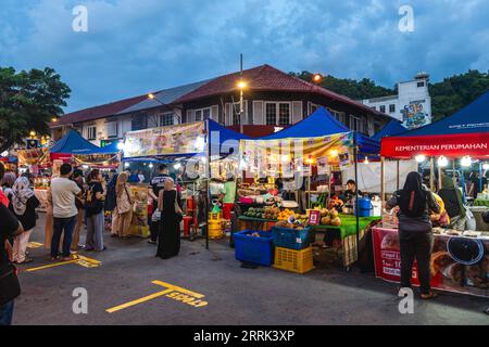 September 2023: API API Night Food Market in der Gaya Street in Kota Kinabalu, Sabah, Malaysia. Es öffnet jeden Freitag- und Samstagabend ab 18 Uhr Stockfoto