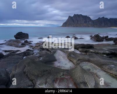 Dunkle Wolken über Uttakleiv Strand, Lofoten, Norwegen Stockfoto