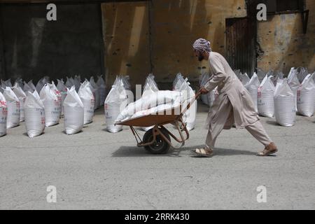 220818 -- KABUL, 18. August 2022 -- Ein Mann erhält von China gespendete Nahrungsmittelhilfe in Kabul, Afghanistan, 17. August 2022. Insgesamt 1.100 bedürftige afghanische Familien erhielten am Mittwoch Nahrungsmittelhilfe in der Hauptstadt Kabul, sagte Mufti Habibullah, ein hochrangiger Beamter des afghanischen Ministeriums für Flüchtlinge und Repatriierungsangelegenheiten. Die humanitäre Hilfe der chinesischen Regierung wird an insgesamt 1.100 Haushalte verteilt, darunter Binnenvertriebene, bedürftige Familien und diejenigen, die von einer Naturkatastrophe betroffen waren, insbesondere den jüngsten schweren Regenfällen und Überschwemmungen, teilte Habibullah Xinhua mit. Foto von Stockfoto