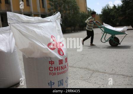 220818 -- KABUL, 18. August 2022 -- Ein Kind erhält von China gespendete Nahrungsmittelhilfe in Kabul, Afghanistan, 17. August 2022. Insgesamt 1.100 bedürftige afghanische Familien erhielten am Mittwoch Nahrungsmittelhilfe in der Hauptstadt Kabul, sagte Mufti Habibullah, ein hochrangiger Beamter des afghanischen Ministeriums für Flüchtlinge und Repatriierungsangelegenheiten. Die humanitäre Hilfe der chinesischen Regierung wird an insgesamt 1.100 Haushalte verteilt, darunter Binnenvertriebene, bedürftige Familien und diejenigen, die von einer Naturkatastrophe betroffen waren, insbesondere den jüngsten schweren Regenfällen und Überschwemmungen, teilte Habibullah Xinhua mit. Foto b Stockfoto