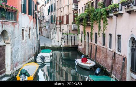 Verschiedene Seitenkanäle in Venedig, Italien Stockfoto