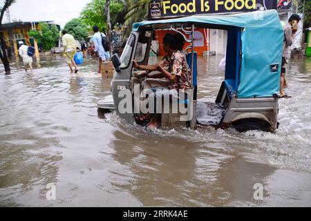 220818 -- HYDERABAD PAKISTAN, 18. August 2022 -- eine Auto-Rikscha bewegt sich am 18. August 2022 durch überflutetes Wasser in Hyderabad, Pakistan. Mindestens 14 Menschen wurden getötet und 14 weitere verletzt, wie die nationale Katastrophenschutzbehörde NDMA mittwochs Abend mitteilte. STR/Xinhua PAKISTAN-HYDERABAD-FLOODS Stringer PUBLICATIONxNOTxINxCHN Stockfoto