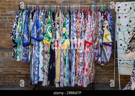 Usbekische traditionelle Kleidung wie Bademäntel und andere bunte Souvenirs, Taschkent, Usbekistan. Stockfoto