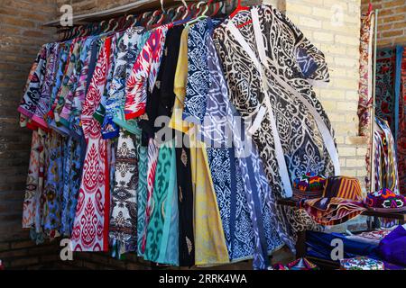 Usbekische traditionelle Kleidung wie Bademäntel und andere bunte Souvenirs, Taschkent, Usbekistan. Stockfoto