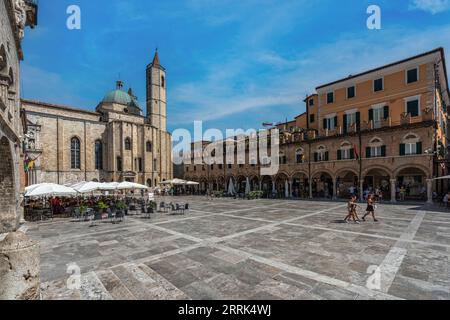 Piazza del Popolo in Ascoli mit seinen edlen Palästen, der Kathedrale von San Francesco und den Laubengängen mit Bars und Restaurants. Ascoli Piceno, Marken Stockfoto