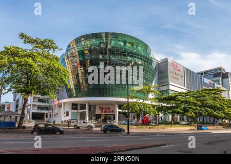 31. August 2023: Suria Sabah, ein modernes One-Stop-Einkaufszentrum in der Stadt Kota Kinabalu, Sabah, Malaysia, das im Juli 2009 fertiggestellt wurde. IT i Stockfoto