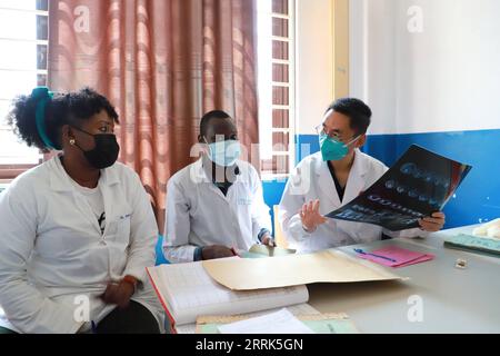 220820 -- KAMPALA, 20. August 2022 -- der Urologe Ji Jian R diskutiert Behandlungsoptionen auf der Grundlage eines CT-Scans des Patienten mit lokalen Ärzten im China-Uganda Friendship Hospital in Kampala, Uganda, 19. August 2022. Chinas Ärztetag, auch bekannt als Medical Workers Day, fällt auf den 19. August. Am Operationstisch im Uganda-China Friendship Hospital arbeiten hier hochrangige ugandische Chirurgen und ihre chinesischen Kollegen Schulter an Schulter, um das Leben von gewöhnlichen ugandischen Menschen zu retten, die dringend medizinische Versorgung benötigen. UGANDA-KAMPALA-CHINESISCHER MEDIZINISCHER TEAM-SERVICE ZHANGXGAIPING PUBLICATIONXNOTXINXCHN Stockfoto