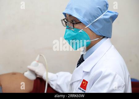 220820 -- ADDIS ABEBA, 20. August 2022 -- Li Wangzhen, ein Ultraschallspezialist der 23. Charge des chinesischen medizinischen Teams, führt eine medizinische Untersuchung für einen Patienten im Äthiopisch-China Freundschaftskrankenhaus, auch bekannt als Tirunesh Beijing Hospital, im südöstlichen Vorort Addis Abeba, Äthiopien, 18. August 2022 durch. ZU GEHEN MIT Feature: Chinesisches medizinisches Team bietet qualitativ hochwertigen GESUNDHEITSDIENST in ÄTHIOPIEN-CHINESISCHES MEDIZINISCHES TEAM-GESUNDHEITSDIENST MichaelxTewelde PUBLICATIONxNOTxINxCHN Stockfoto