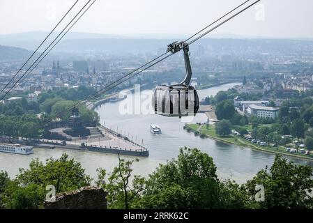 Koblenz, Rheinland-Pfalz, Deutschland - Stadtblick Koblenz, Deutsches Eck mit Kaiser-Wilhelm-Denkmal an der Moselmündung in den Rhein, Seilbahn zur Festung Ehrenbreitstein. Stockfoto