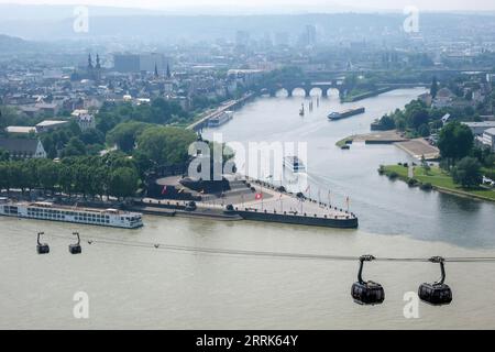 Koblenz, Rheinland-Pfalz, Deutschland - Stadtblick Koblenz, Deutsches Eck mit Kaiser-Wilhelm-Denkmal an der Moselmündung in den Rhein, Seilbahn zur Festung Ehrenbreitstein. Stockfoto