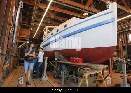 220820 -- RICHMOND, 20. August 2022 -- Leute besuchen eine Bootsbauanlage während des 19. Jährlichen Richmond Maritime Festivals in Richmond, British Columbia, Kanada, am 20. August 2022. Foto: /Xinhua CANADA-RICHMOND-MARITIME FESTIVAL LiangxSen PUBLICATIONxNOTxINxCHN Stockfoto
