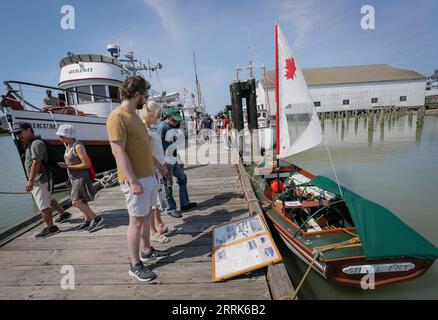 220820 -- RICHMOND, 20. Aug. 2022 -- Leute schauen sich ein kleines Boot während des 19. Jährlichen Richmond Maritime Festivals in Richmond, British Columbia, Kanada, am 20. Aug. 2022 an. Foto: /Xinhua CANADA-RICHMOND-MARITIME FESTIVAL LiangxSen PUBLICATIONxNOTxINxCHN Stockfoto