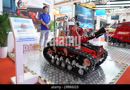 220821 -- PEKING, 21. August 2022 -- Ein Feuerlöschroboter ist auf der World Robot Conference WRC 2022 in Peking, Hauptstadt von China, 19. August 2022 zu sehen. Mehr als 500 Robotersets von 130 Unternehmen wurden auf der World Robot Conference WRC 2022 in Peking gezeigt, darunter über 30 ihre Weltdebüts. Die vom 18. Bis 21. August stattfindende Veranstaltung umfasst drei wichtige Veranstaltungen, darunter Forum, expo und Wettbewerb. CHINA-PEKING-WELT-ROBOTER KONFERENZROBOTER CN RENXCHAO PUBLICATIONXNOTXINXCHN Stockfoto