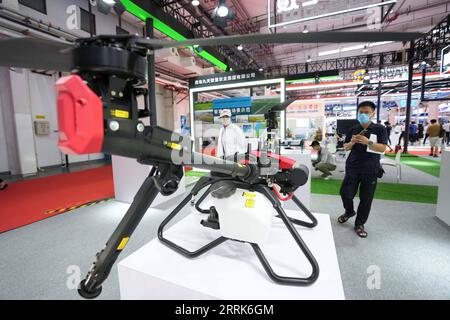 220821 -- PEKING, 21. August 2022 -- eine landwirtschaftliche Drohne ist auf der World Robot Conference WRC 2022 in Peking, Hauptstadt von China, 19. August 2022 zu sehen. Mehr als 500 Robotersets von 130 Unternehmen wurden auf der World Robot Conference WRC 2022 in Peking gezeigt, darunter über 30 ihre Weltdebüts. Die vom 18. Bis 21. August stattfindende Veranstaltung umfasst drei wichtige Veranstaltungen, darunter Forum, expo und Wettbewerb. CHINA-PEKING-WELT-ROBOTER KONFERENZROBOTER CN JUXHUANZONG PUBLICATIONXNOTXINXCHN Stockfoto