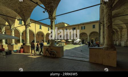 Die Obststände auf dem Bauernmarkt im Kreuzgang der Kirche San Francesco. Ascoli Piceno, Marche Region, Italien, Europa Stockfoto