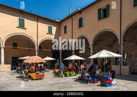 Die Obststände auf dem Bauernmarkt im Kreuzgang der Kirche San Francesco. Ascoli Piceno, Marche Region, Italien, Europa Stockfoto