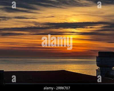 Wunderschöner Sonnenuntergang über dem Pazifik in der kleinen Fischerstadt Puerto Nuevo in Baja California, Mexiko. Dieser Ort ist sehr von Touristen besucht Stockfoto