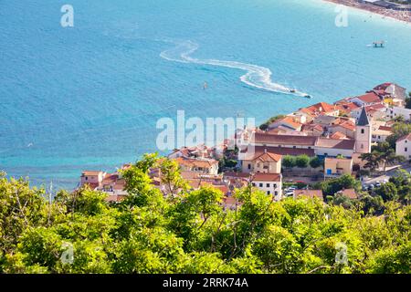 Kroatien, Kvarner Bucht, Primorje Gorski Kotar County, Insel Krk, erhöhter Blick auf Baska, Touristenort an der Adria Stockfoto