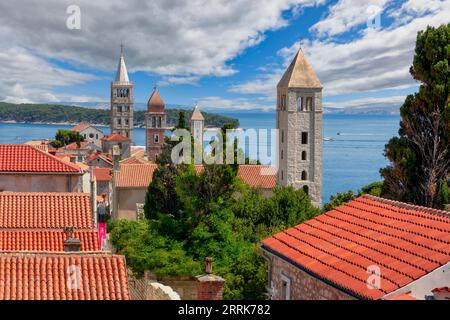 Europa, Kroatien, Primorje-Gorski Komitat Kotar, Insel Rab, Blick auf die Altstadt von Rab mit den charakteristischen vier Glockentürmen Stockfoto