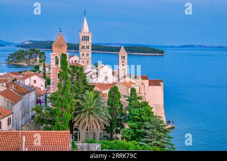 Europa, Kroatien, Primorje-Gorski Komitat Kotar, Insel Rab, Blick auf die Glockentürme und die Häuser der Altstadt von Rab in der Abenddämmerung Stockfoto