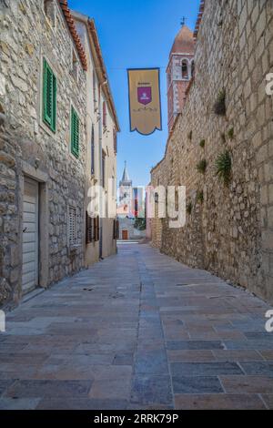 Europa, Kroatien, Primorje-Gorski Komitat Kotar, Insel Rab, die engen Kopfsteinpflasterstraßen der Altstadt von Rab Stockfoto