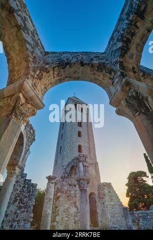 Europa, Kroatien, Primorje-Gorski Komitat Kotar, Insel Rab, Ruinen der Kirche und Kloster St. John der Evangelist im historischen Zentrum von Rab Stockfoto