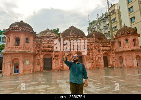 220823 -- DHAKA, 23. August 2022 -- Ein Mann nimmt Selfies vor der Sat-Gambuj-Moschee in Dhaka, Bangladesch, 22. August 2022. BANGLADESCH-DHAKA-SAT GAMBUJ MOSQUE Salim PUBLICATIONxNOTxINxCHN Stockfoto