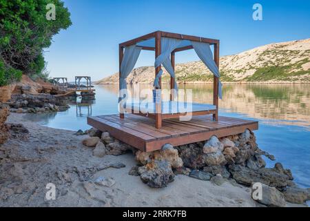 Europa, Kroatien, Kreis Primorje-Gorski Kotar, Insel Rab, Plaza Pudarica, Pudarica Bucht und Strand, einer der berühmtesten Strände auf der Insel Rab Stockfoto