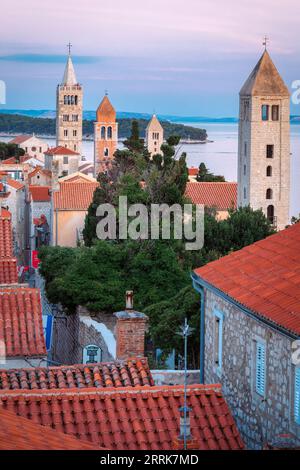 Europa, Kroatien, Primorje-Gorski Komitat Kotar, Insel Rab, Blick auf die Glockentürme und die Häuser der Altstadt von Rab Stockfoto