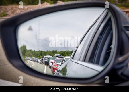 Kroatien, Kreis Lika-Senj, Gemeinde Senj, Hafen von Stinica, Autos in der Warteschlange, die auf die Fähre warten, vom Außenrückspiegel des Autos aus gesehen Stockfoto