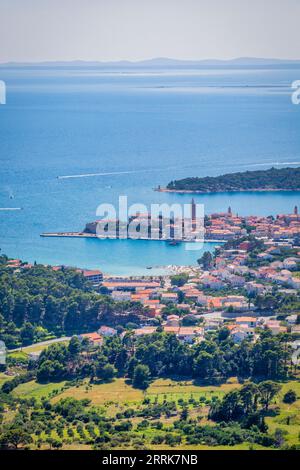 Kroatien, Primorje-Gorski Komitat Kotar, erhöhter Blick auf die Stadt Rab, Insel Rab Stockfoto