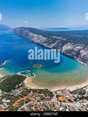 Kroatien, Primorje-Gorski Kotar County, Insel Rab, erhöhter Blick auf die Rajska Plaza (Paradise Beach) in Lopar Stockfoto