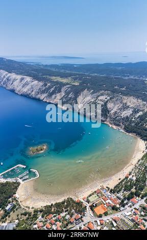 Kroatien, Primorje-Gorski Kotar County, Insel Rab, erhöhter Blick auf die Rajska Plaza (Paradise Beach) in Lopar Stockfoto