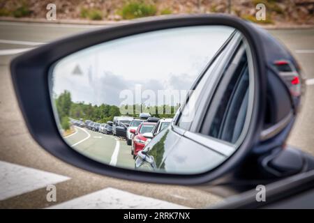 Kroatien, Kreis Lika-Senj, Gemeinde Senj, Hafen von Stinica, Autos in der Warteschlange, die auf die Fähre warten, vom Außenrückspiegel des Autos aus gesehen Stockfoto