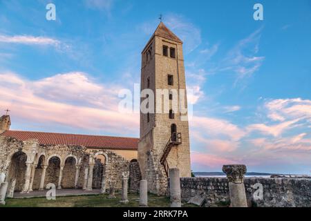 Kroatien, Primorje-Gorski Komitat Kotar, Insel Rab, Ruinen der Kirche und Kloster St. Johannes der Evangelist in der Altstadt von Rab Stockfoto