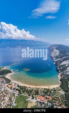 Kroatien, Primorje-Gorski Kotar County, Insel Rab, erhöhter Blick auf die Rajska Plaza (Paradise Beach) in Lopar Stockfoto