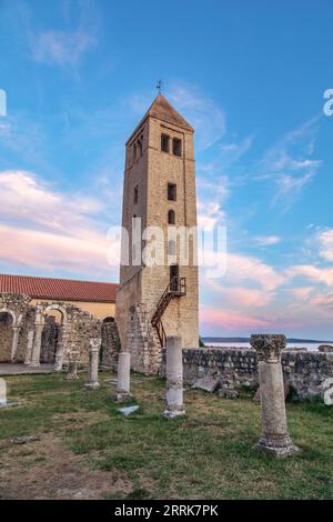 Kroatien, Primorje-Gorski Komitat Kotar, Insel Rab, Ruinen der Kirche und Kloster St. Johannes der Evangelist in der Altstadt von Rab Stockfoto