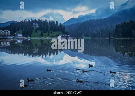 Italien, Venetien, Auronzo di Cadore, früher bewölkter Morgen in Misurina, Dolomiten Stockfoto