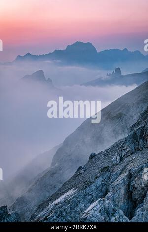 Italien, Venetien, Provinz Belluno, Dolomiten, Berge in einem nebeligen Sommermorgen, Blick von der Spitze eines Berges Stockfoto