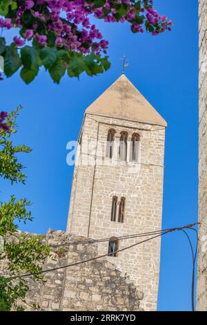 Kroatien, Primorje-Gorski Komitat Kotar, Insel Rab, Kirche und Kloster St. Johannes der Evangelist in der Altstadt von Rab Stockfoto