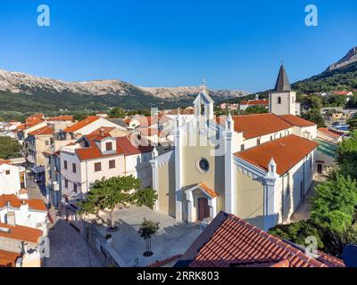 Kroatien, Kvarner Bucht, Primorje Gorski Kotar County, Insel Krk, erhöhter Blick auf Baska mit Details zur Kirche der Heiligen Dreifaltigkeit Stockfoto