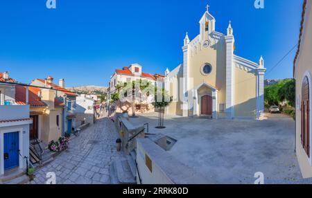 Kroatien, Kvarner Bucht, Primorje Gorski Kotar County, Insel Krk, Straße in Baska Altstadt mit der Kirche der Heiligen Dreifaltigkeit Stockfoto