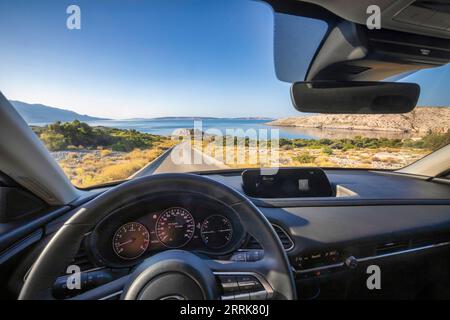 Europa, Kroatien, Primorje-Gorski Komitat Kotar, Insel Rab, Blick von innen auf das Meer auf einer schmalen Zufahrtsstraße Stockfoto