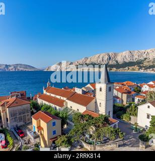 Kroatien, Kvarner Bucht, Primorje Gorski Kotar County, Insel Krk, erhöhter Blick auf Baska mit Details zur Kirche der Heiligen Dreifaltigkeit Stockfoto