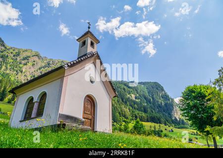 Österreich, Tirol, Vals, Vals, Bergkirche entlang der Valser Landesstraße Stockfoto