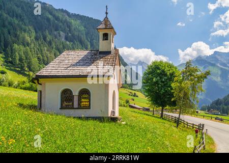 Österreich, Tirol, Vals, Vals, Bergkirche entlang der Valser Landesstraße Stockfoto