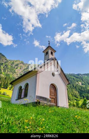 Österreich, Tirol, Vals, Vals, Bergkirche entlang der Valser Landesstraße Stockfoto